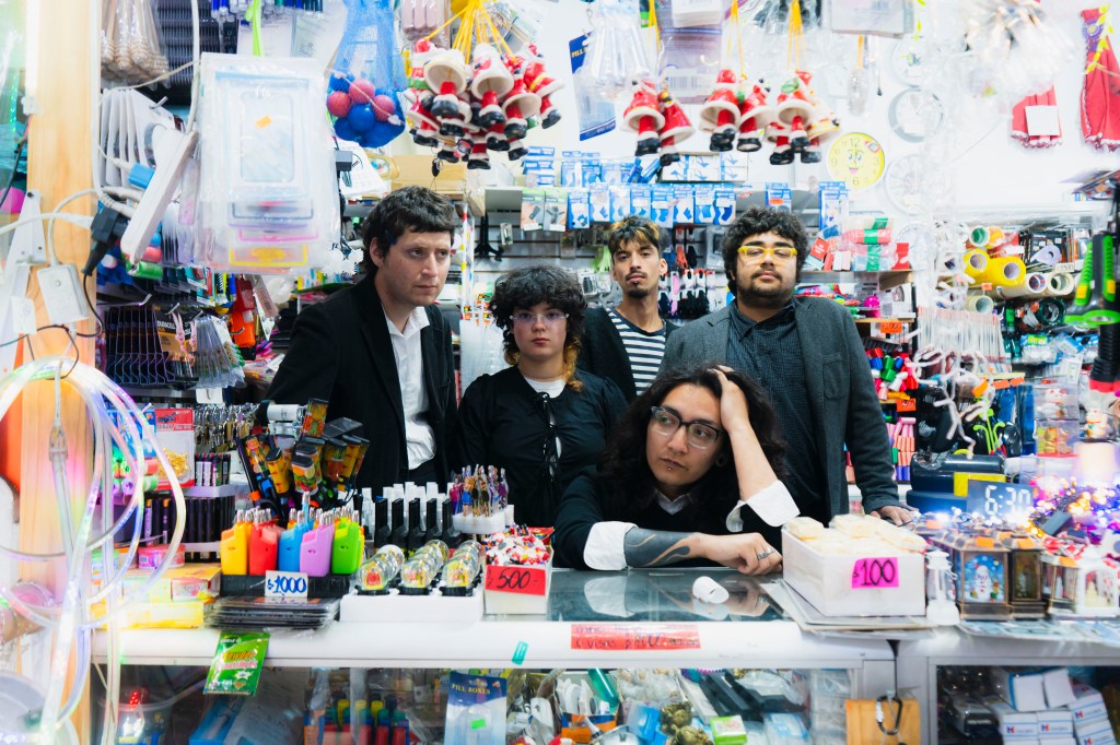 “Empleado del Mes”: La postal sonora del cansancio generacional desde De Perder sus&nbsp;Pétalos